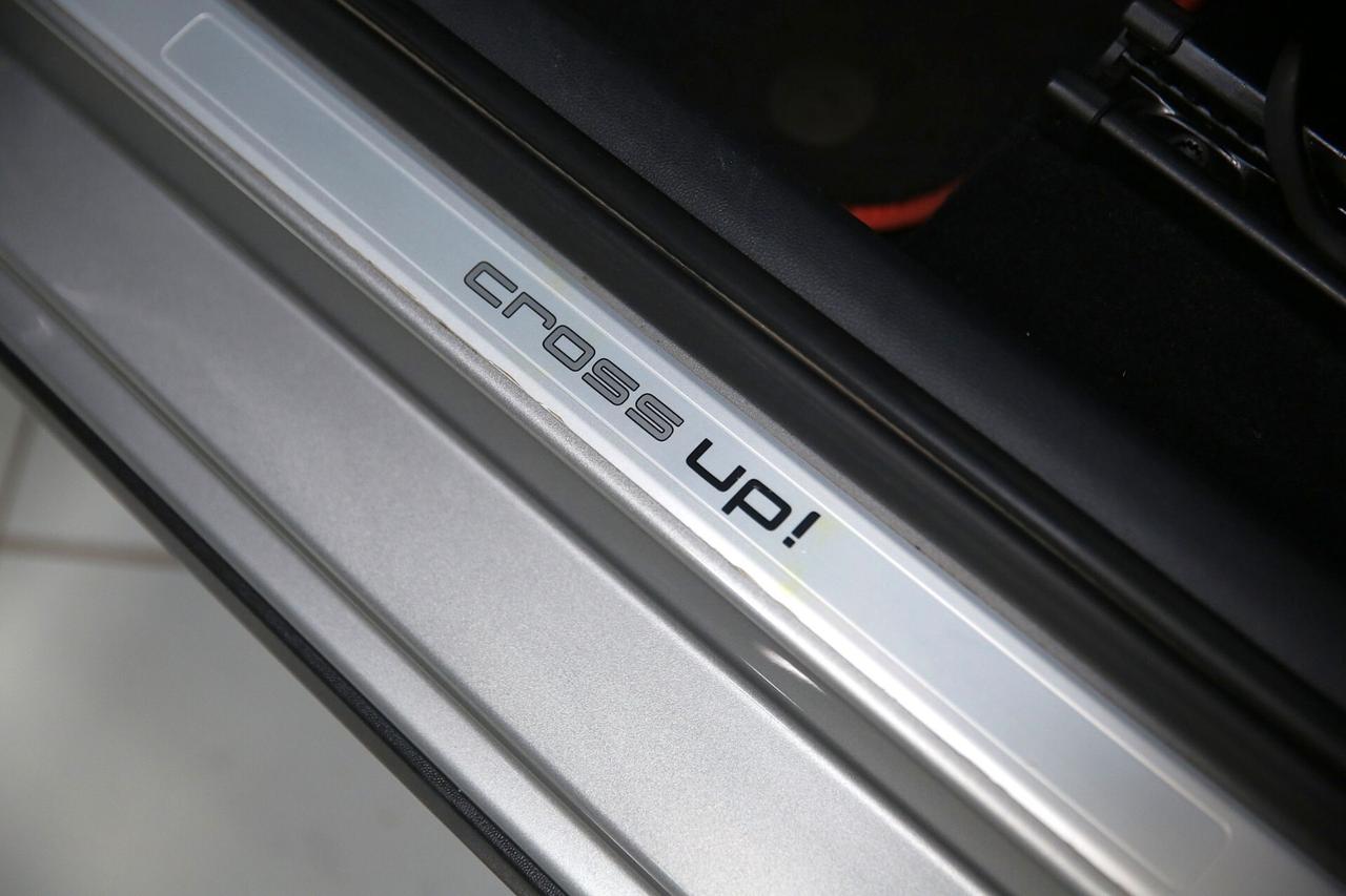 Volkswagen up! 1.0 75 CV Cross Up!