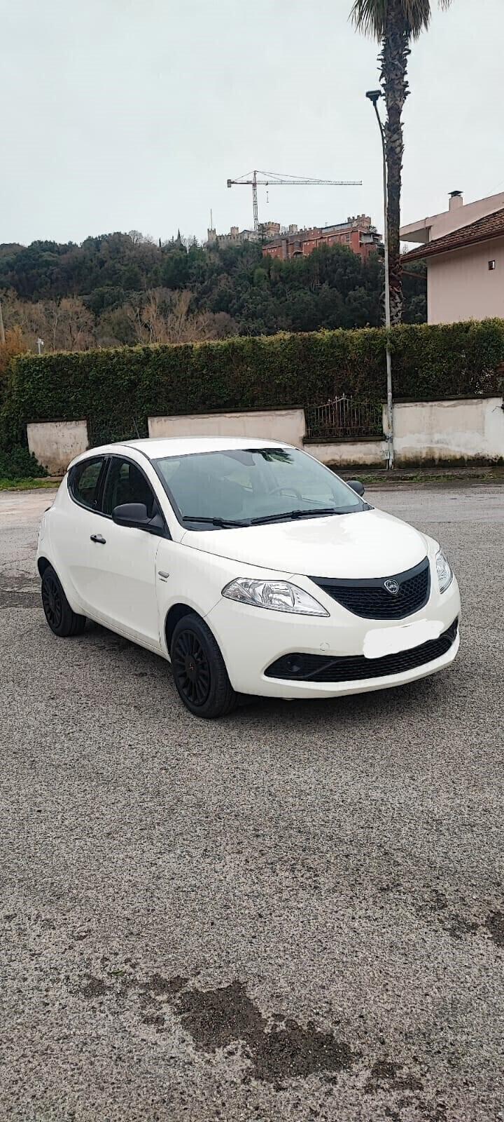 Lancia Ypsilon 1.0 FireFly 5 porte Hybrid neopatentati 12 mesi garanzia