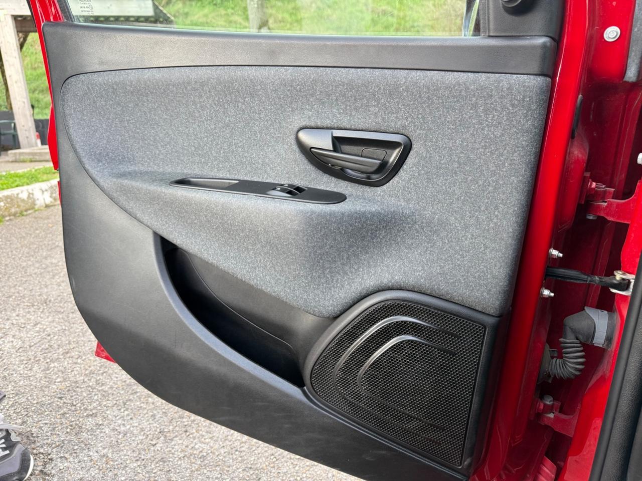 Lancia Ypsilon 1.0 FireFly 5 porte S&S Hybrid Ecochic Silver
