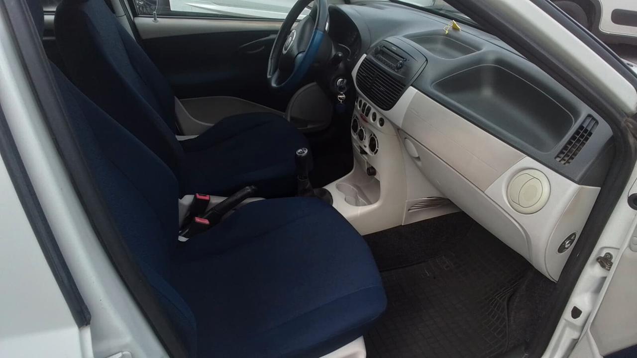 Fiat Punto 1.9 JTD 5 porte con gancio di traino omologato
