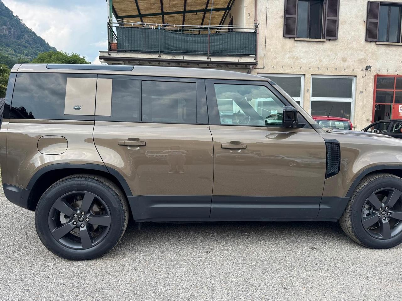 Land Rover Defender 110 3.0D I6 300 CV AWD Auto HSE 7 posti