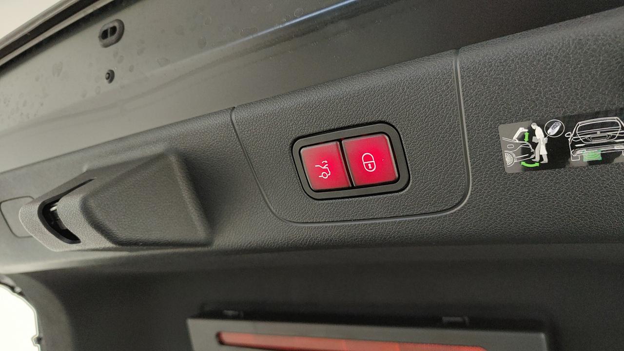 Mercedes-Benz CLA 250+ con tecnologia EQ