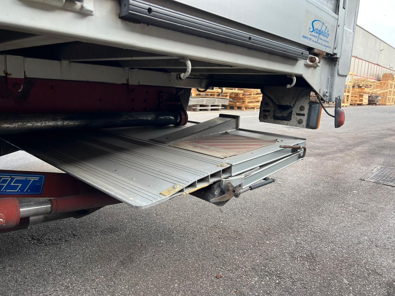 Iveco Eurocargo 5.9 100E18 con Sponda Idrauilica 177cv