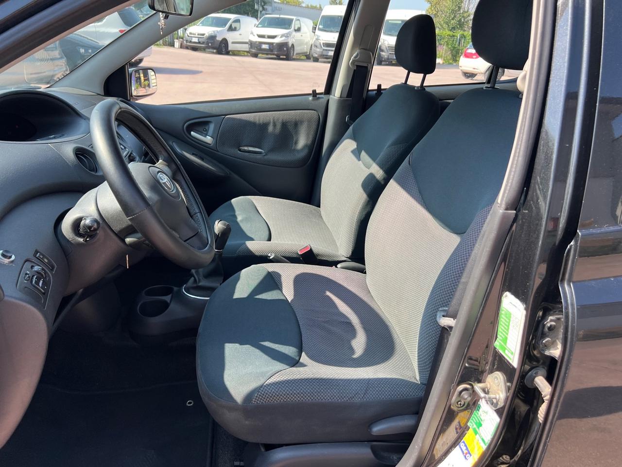 Toyota Yaris 1.0i 16V cat 5 porte Sol