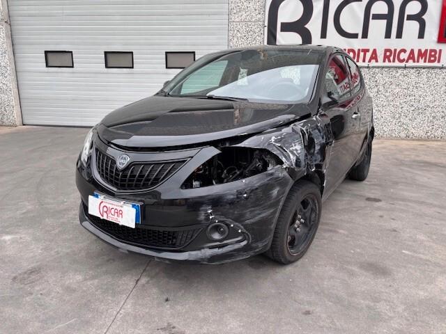 Lancia Ypsilon 1.0 FireFly 5 porte S&S Hybrid Silver