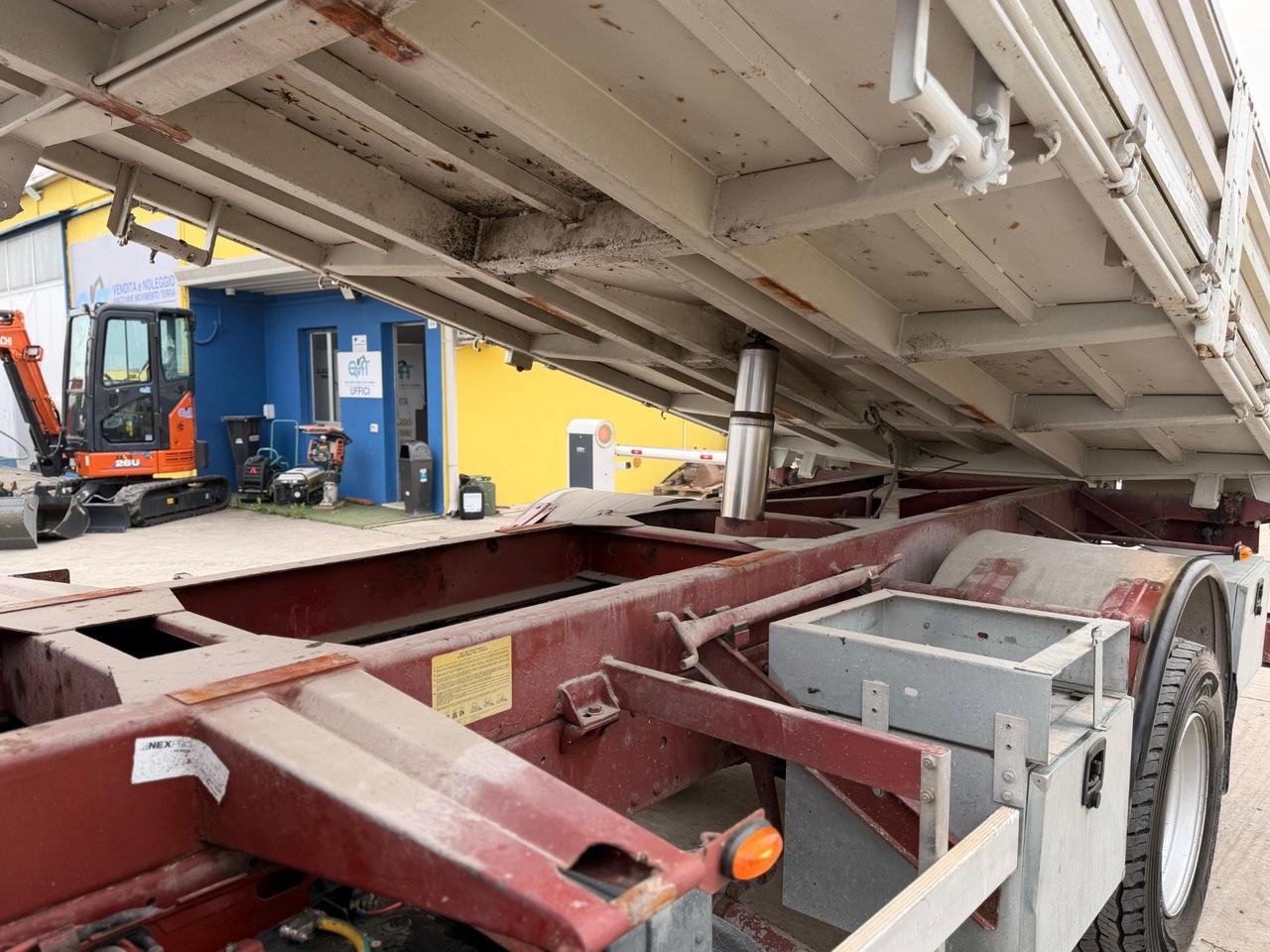 Iveco 130E18 ribaltabile con gru