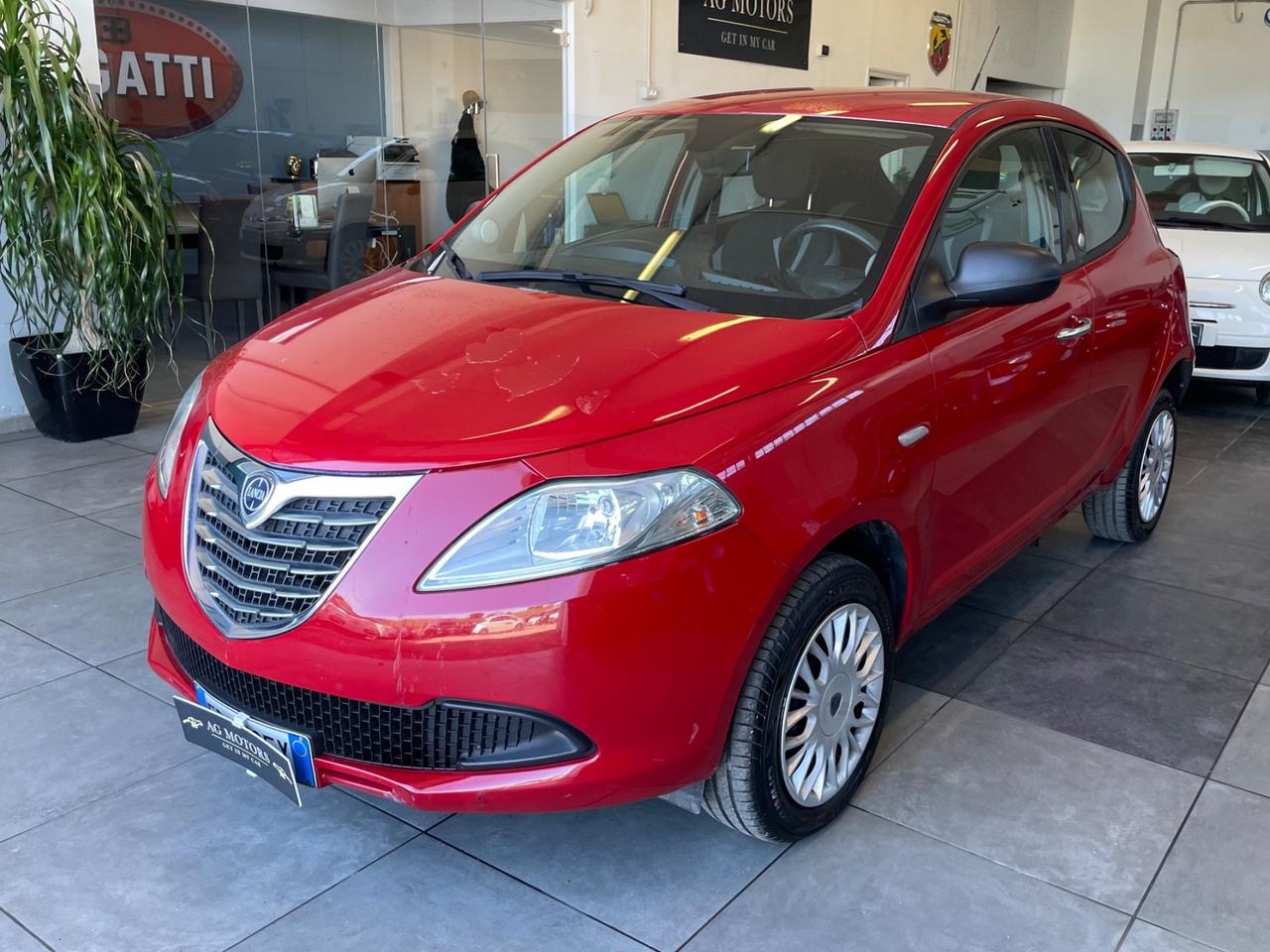 Lancia Ypsilon 0.9 TwinAir 85 CV 5 porte Metano Ecochic Silver