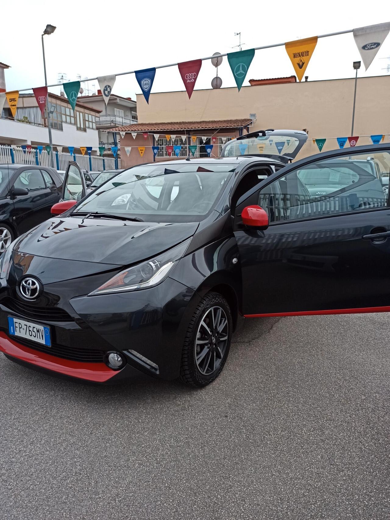 Toyota Aygo 1.0 VVT-i 69 CV 5 porte x-Black TSS MMT