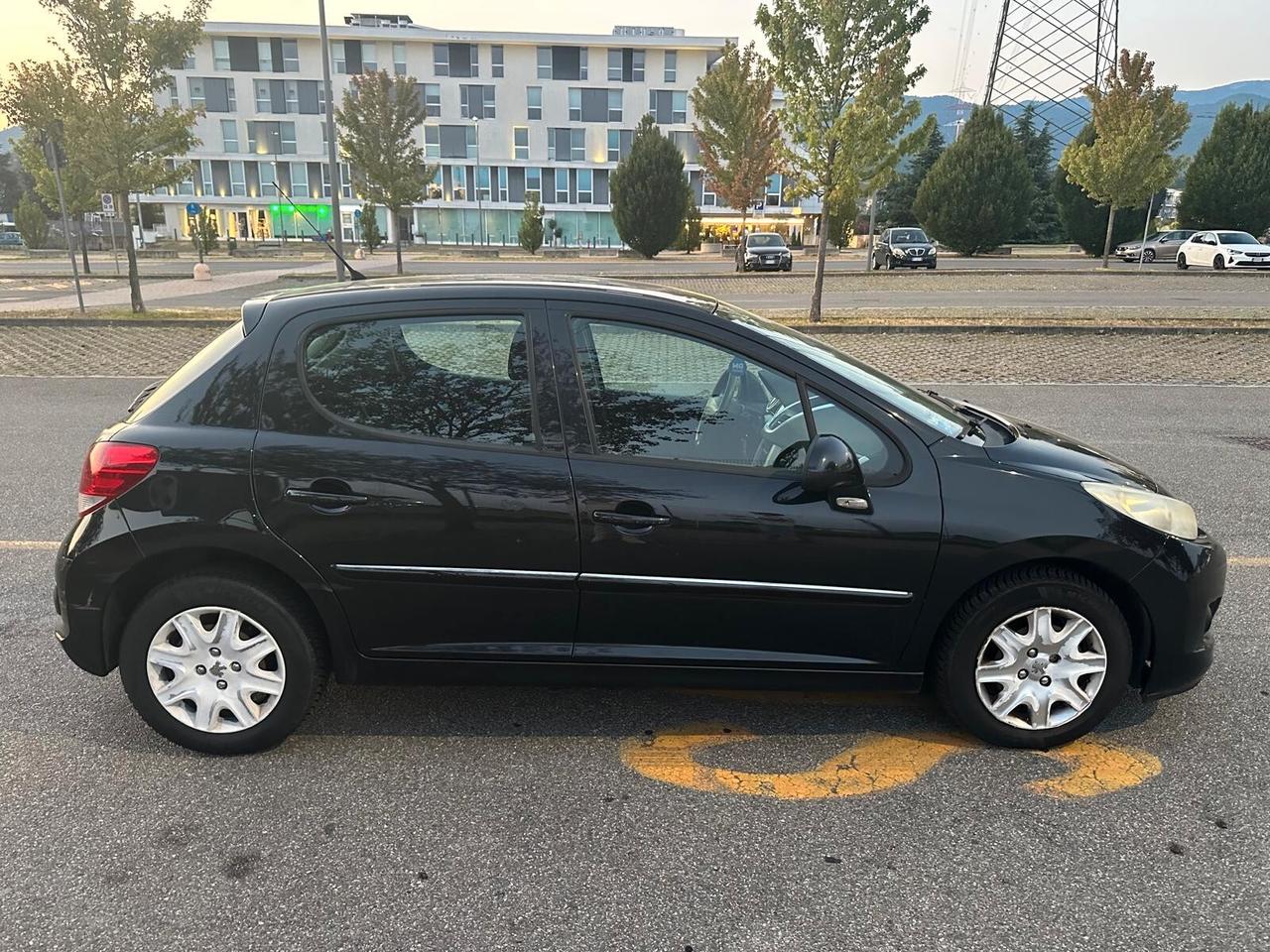Peugeot 207 1.4 8V 73CV 5p. Active
