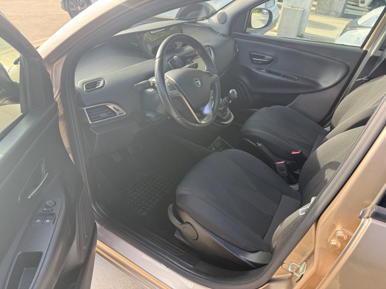 Lancia Ypsilon 1.0 FireFly 5 porte S&S Hybrid Ecochic Gold