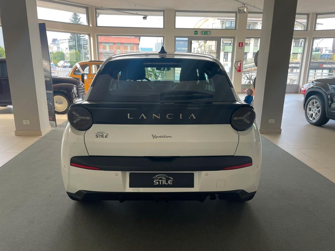 NEW LANCIA YPSILON - Hybrid e-DCT