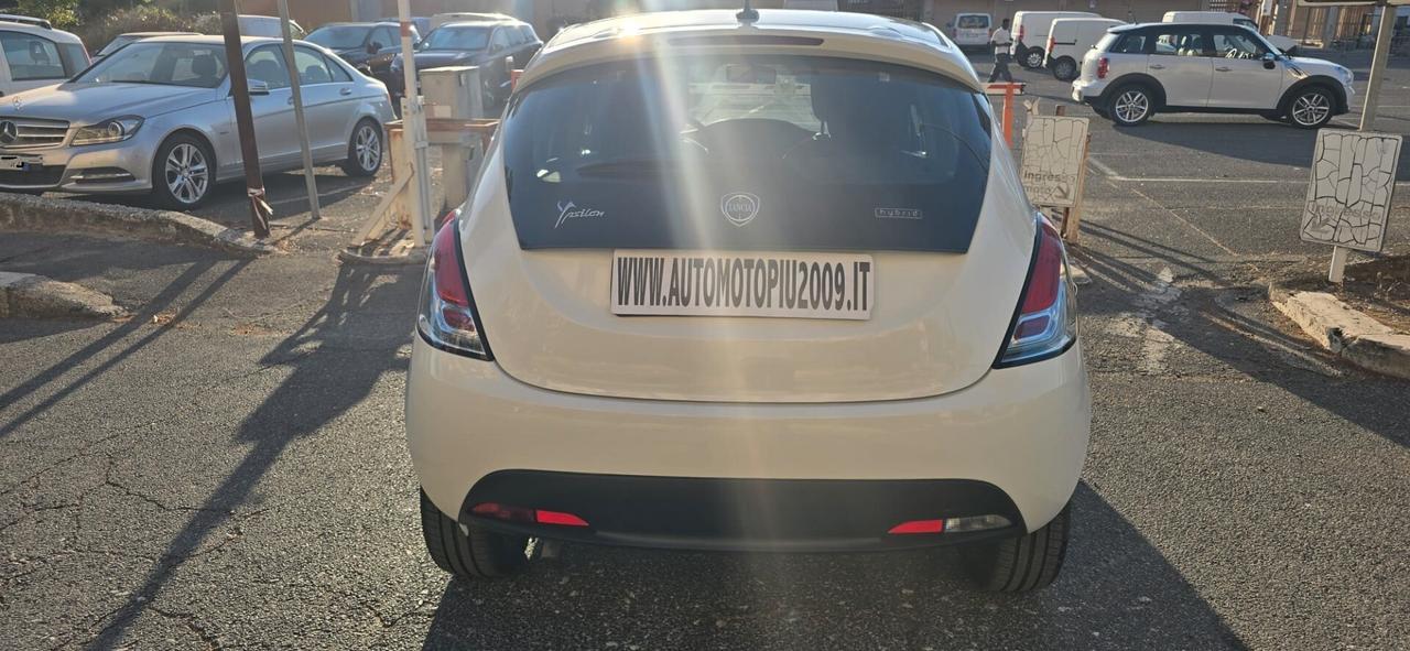 Lancia Ypsilon 1.0 FireFly 5 porte S&S Hybrid Ecochic Silver