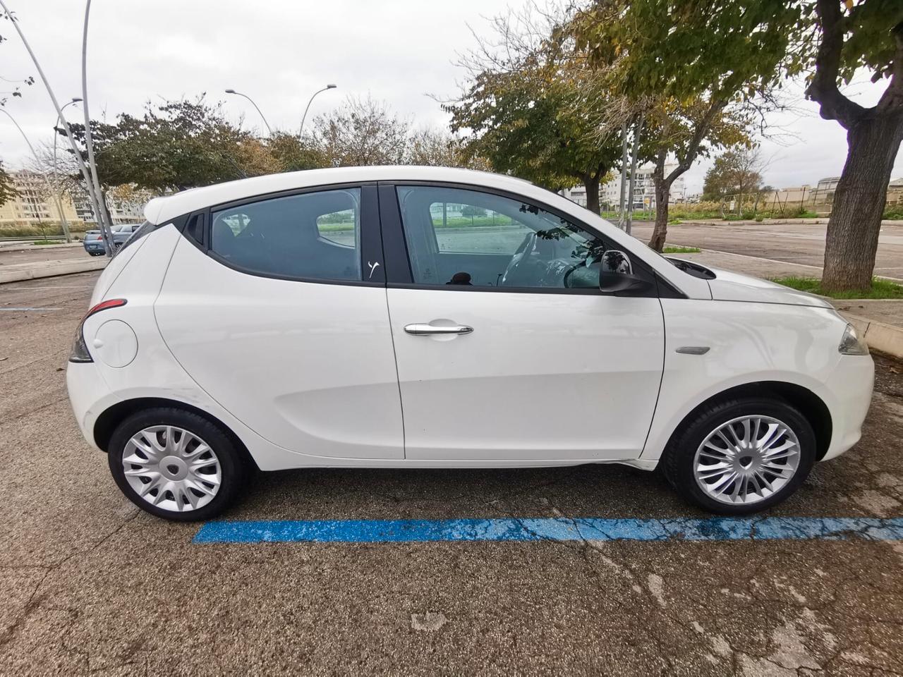Lancia Ypsilon 1.2 69 CV 5P. Silver 2013