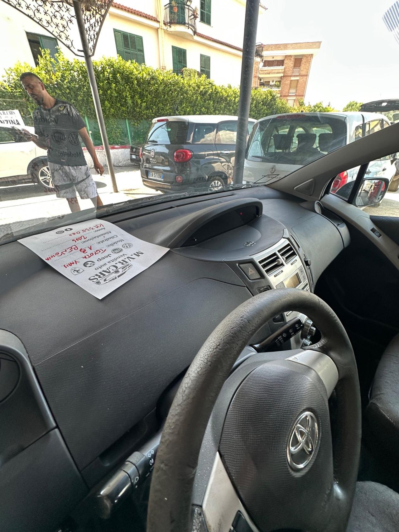 Toyota Yaris 1.3i 16V cat 5 porte Sol
