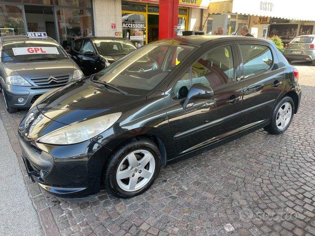 Peugeot 207 1.4 8V 75CV 5p. ONE Line