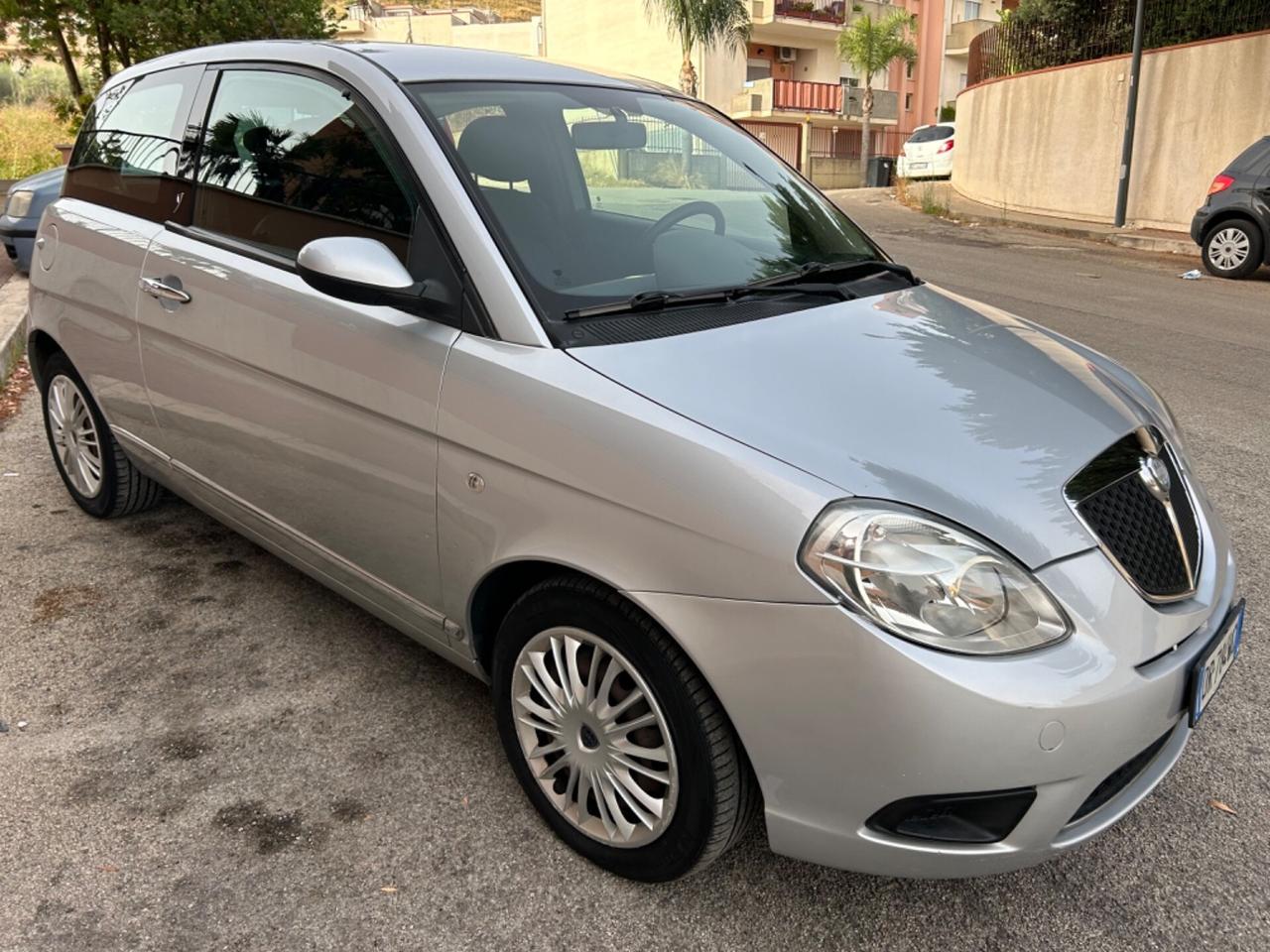 Lancia Ypsilon 1.3 MJT 75 CV Platino