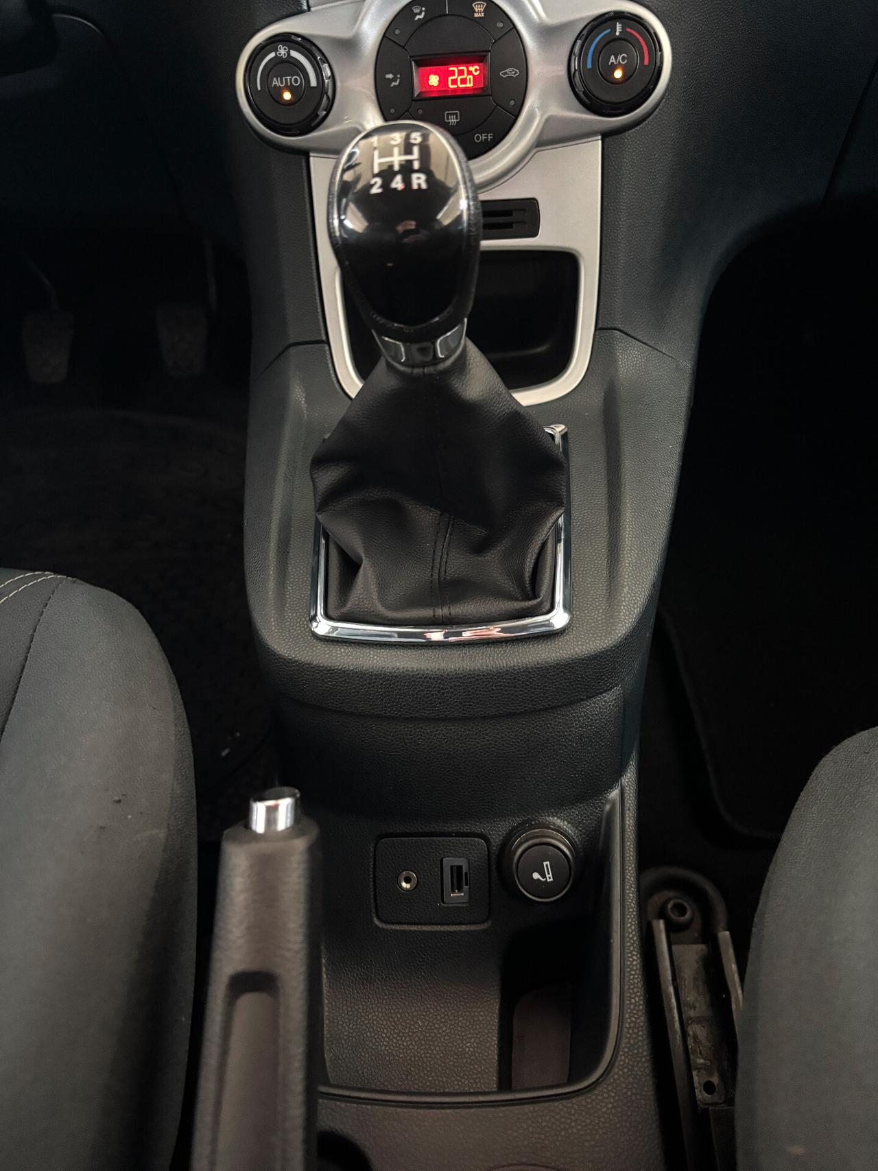 Ford Fiesta 1.2 60KW 82CV 3 porte Titanium NEOPATENTATO