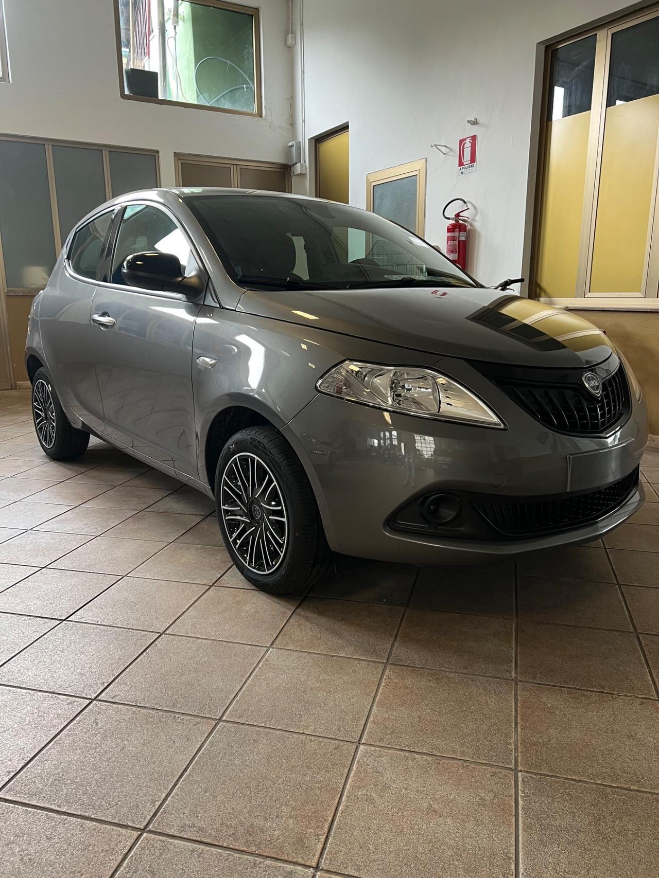 Lancia Ypsilon 1.0 FireFly 5 porte S&S Hybrid Ecochic Silver