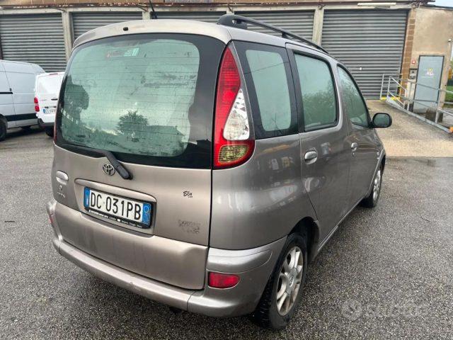 TOYOTA Yaris 1.3i 16V cat Luna '03