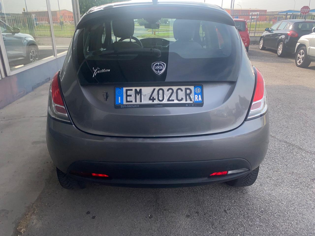 Lancia Ypsilon 0.9 TwinAir 85 CV 5 porte Metano Ecochic Silver