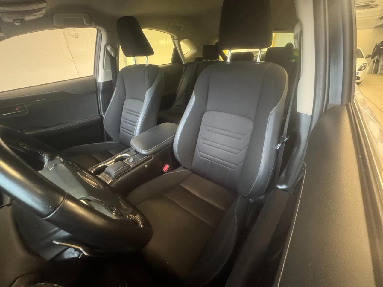 Lexus NX 300h 2.5 Business 2wd cvt