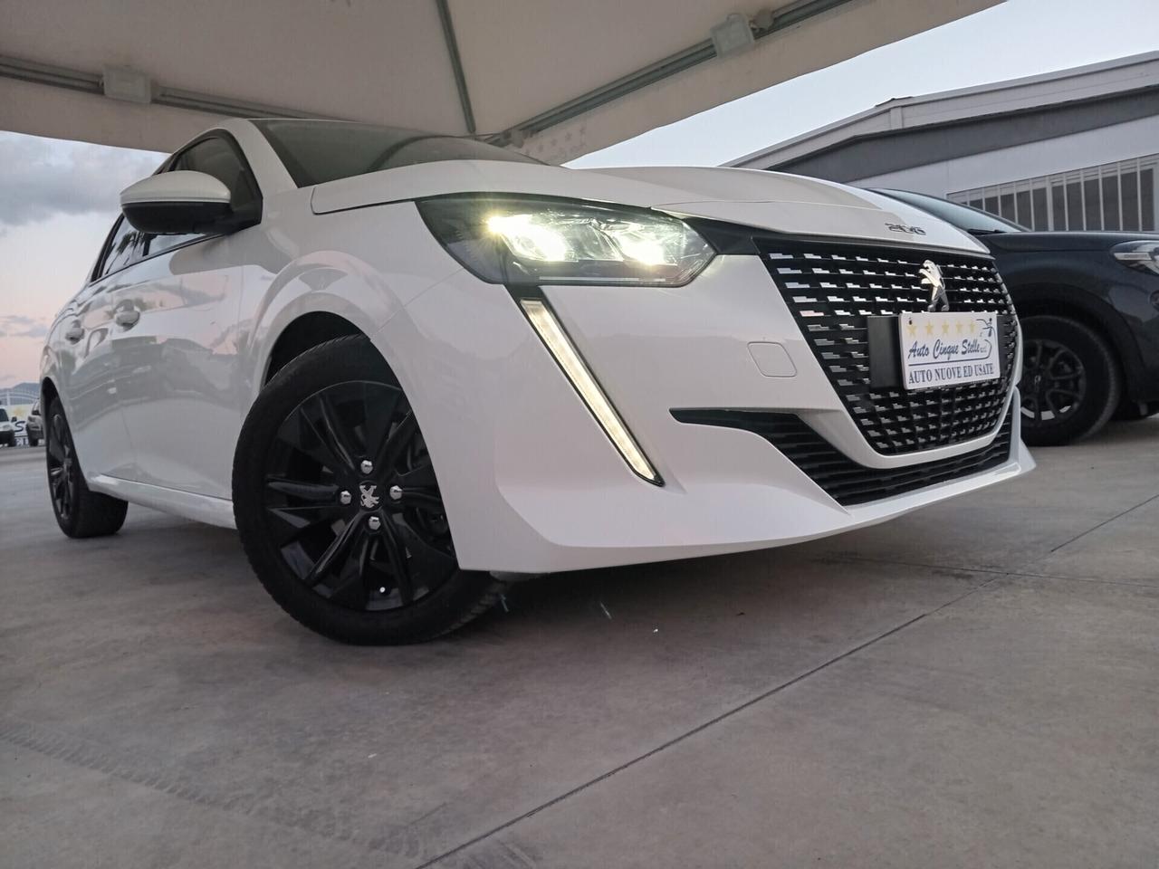 Peugeot 208 BENZ.1.2 C.V 100 AUTOM PER NEO PATENTATI