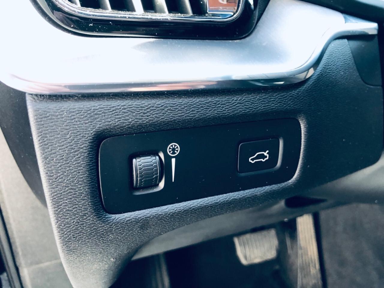 Volvo XC60 B4 D HYRBID AWD 80MILAKM NERA