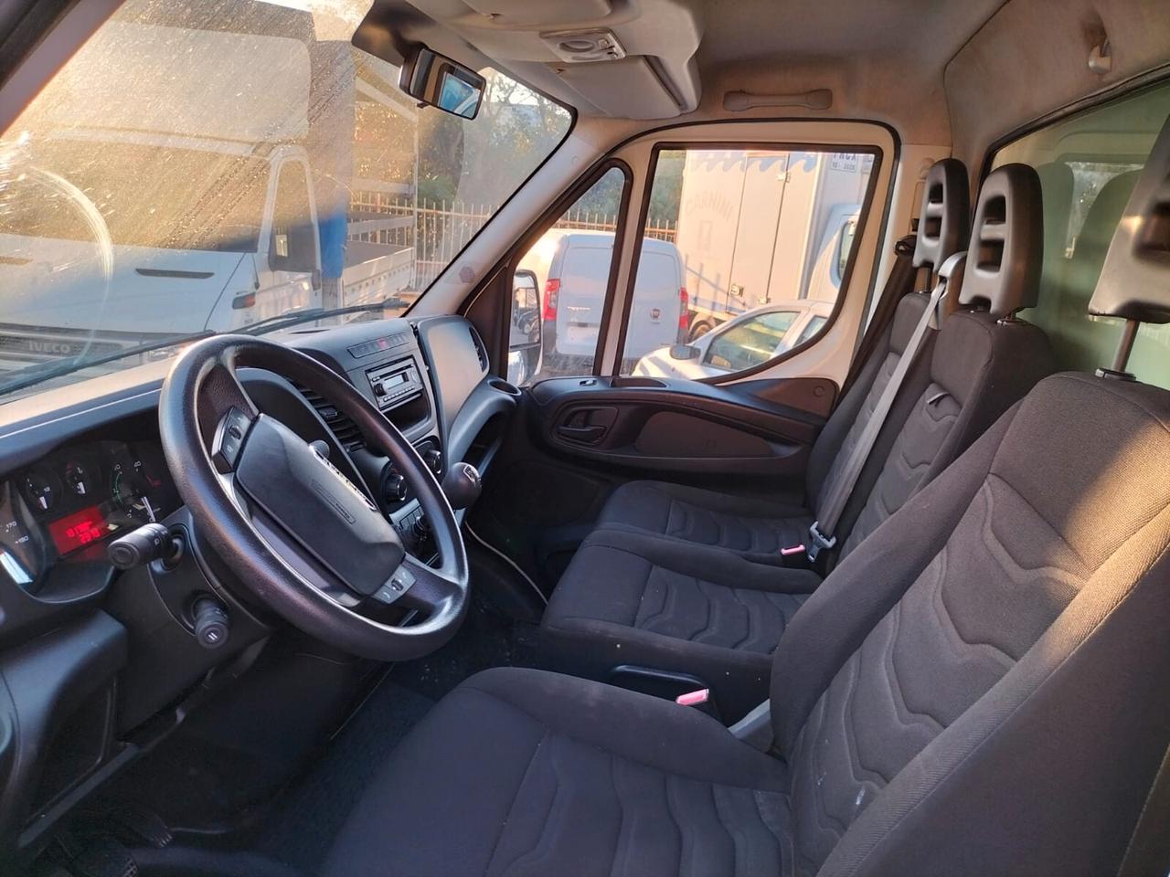 Iveco Daily con sponda caricatrice