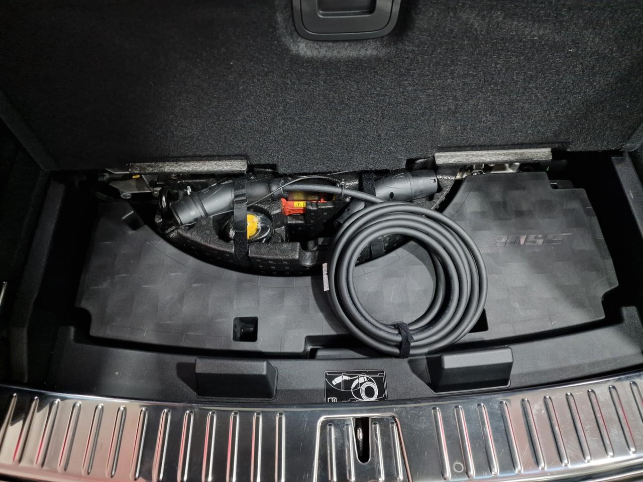 Porsche Cayenne Coupé 3.0 V6 E-Hybrid Iva esposta.