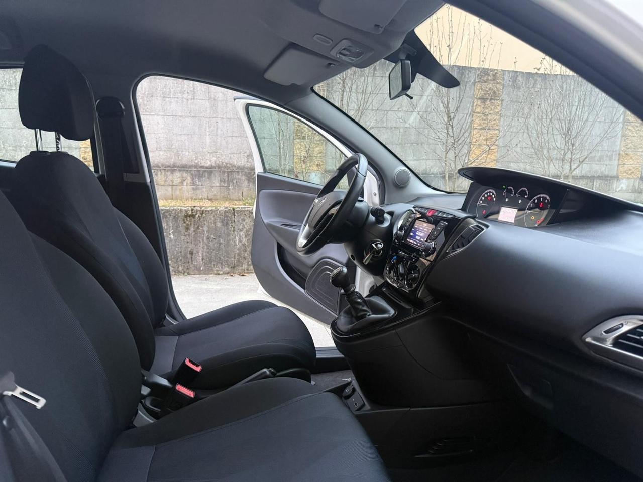 Lancia Ypsilon 1.0 FireFly 5 porte S&S Hybrid Ecochic Gold