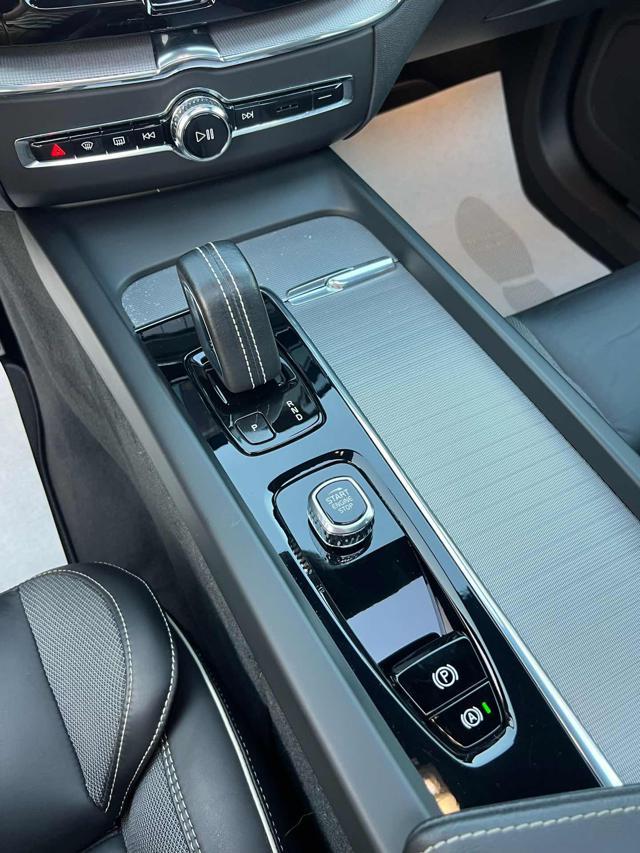 VOLVO XC60 2.0 B4 (d) R-design Dark Plus AWD