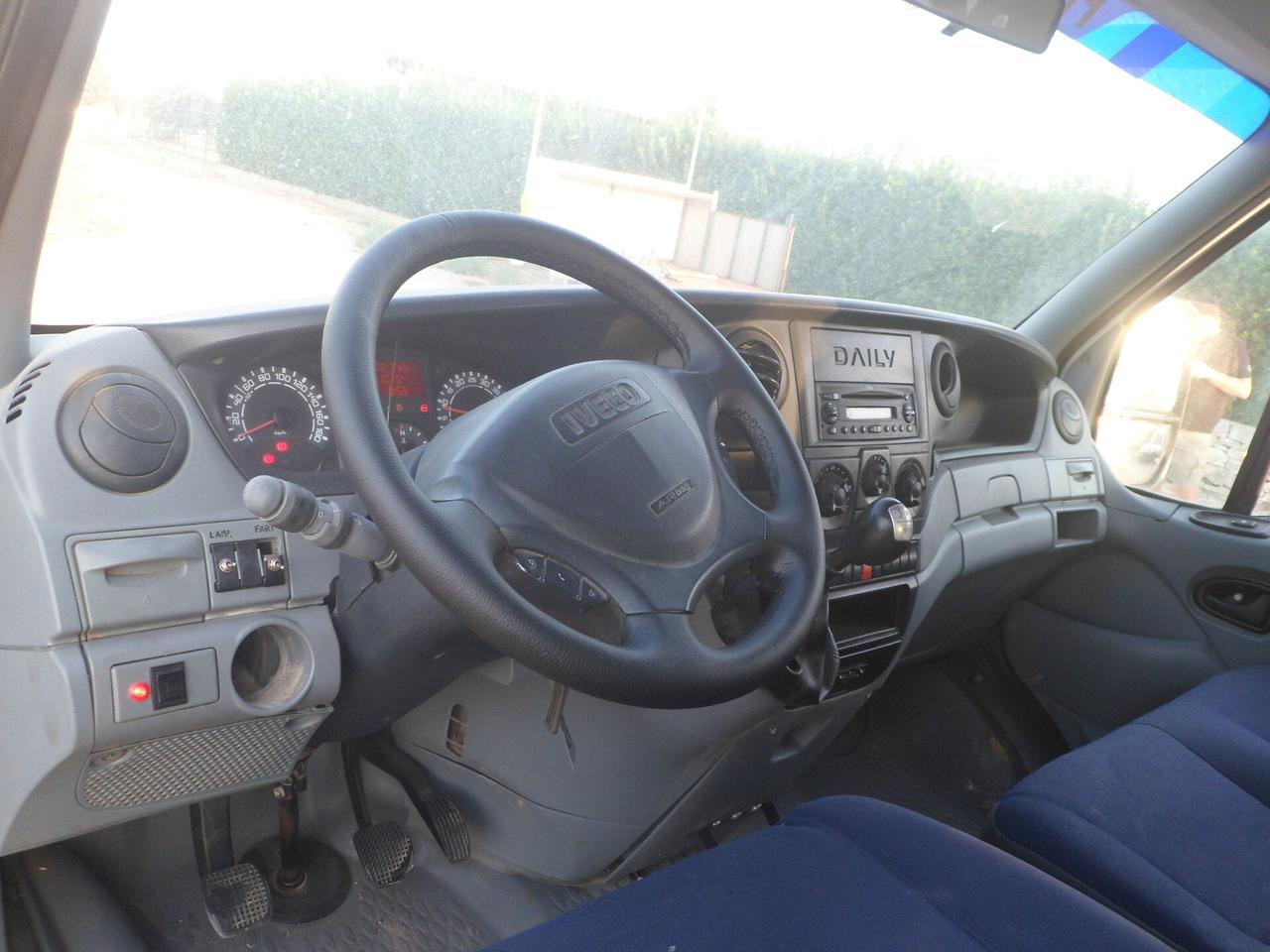Iveco Daily 35c18 doppia cabina cassone con gru