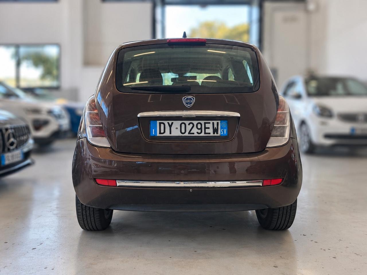 Lancia Ypsilon 1.3 MJT 75 CV Versus