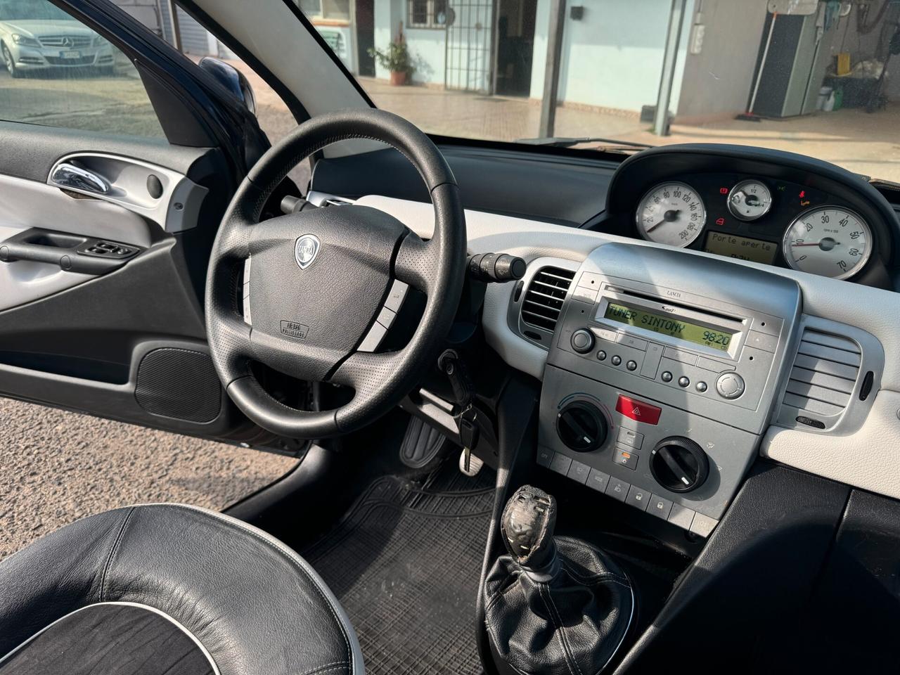 Lancia Ypsilon 1.2 69 CV Unyca - 2012