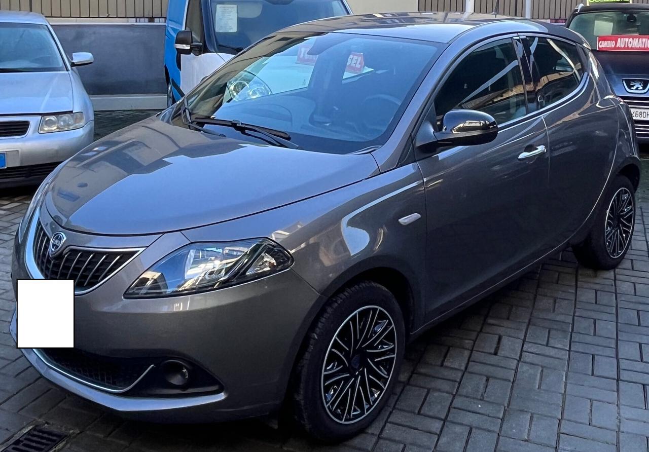 Lancia Ypsilon 1.0 FireFly 5 porte S&S Hybrid Ecochic Silver