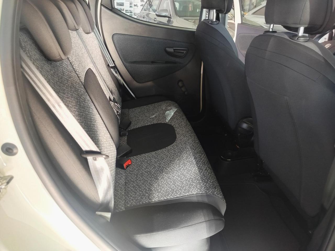 Lancia Ypsilon 1.0 firefly hybrid Silver s&s 70cv