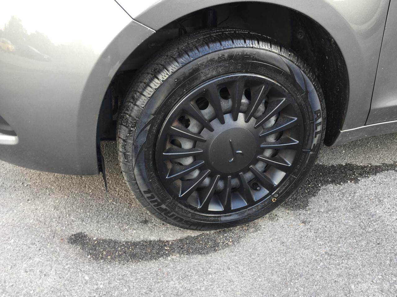 Lancia Ypsilon 1.0 FIREFLY ECOCHIC S&S HYBRID 5P. SILVER X NEOPATENTATI