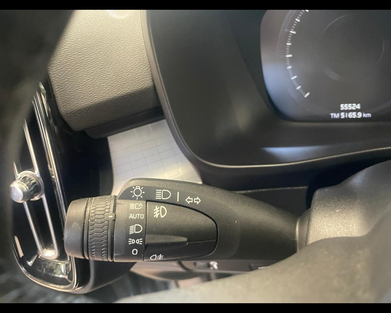 VOLVO XC40 (2017-->) - XC40 T2 Momentum