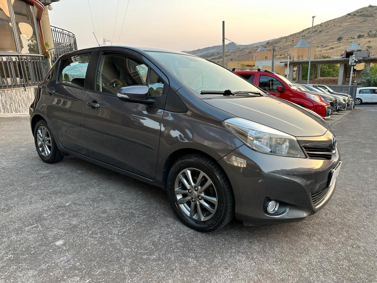 Toyota Yaris 1.3 5 porte Lounge Multidrive S