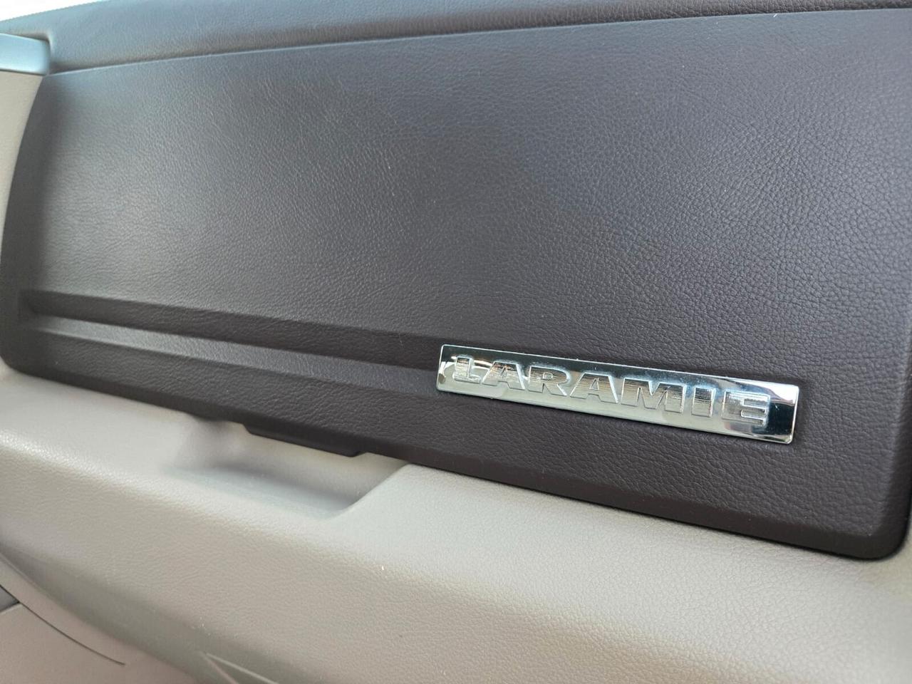 Dodge RAM 1500 HEMI 5.7 V8 -LARAMIE- 4X4