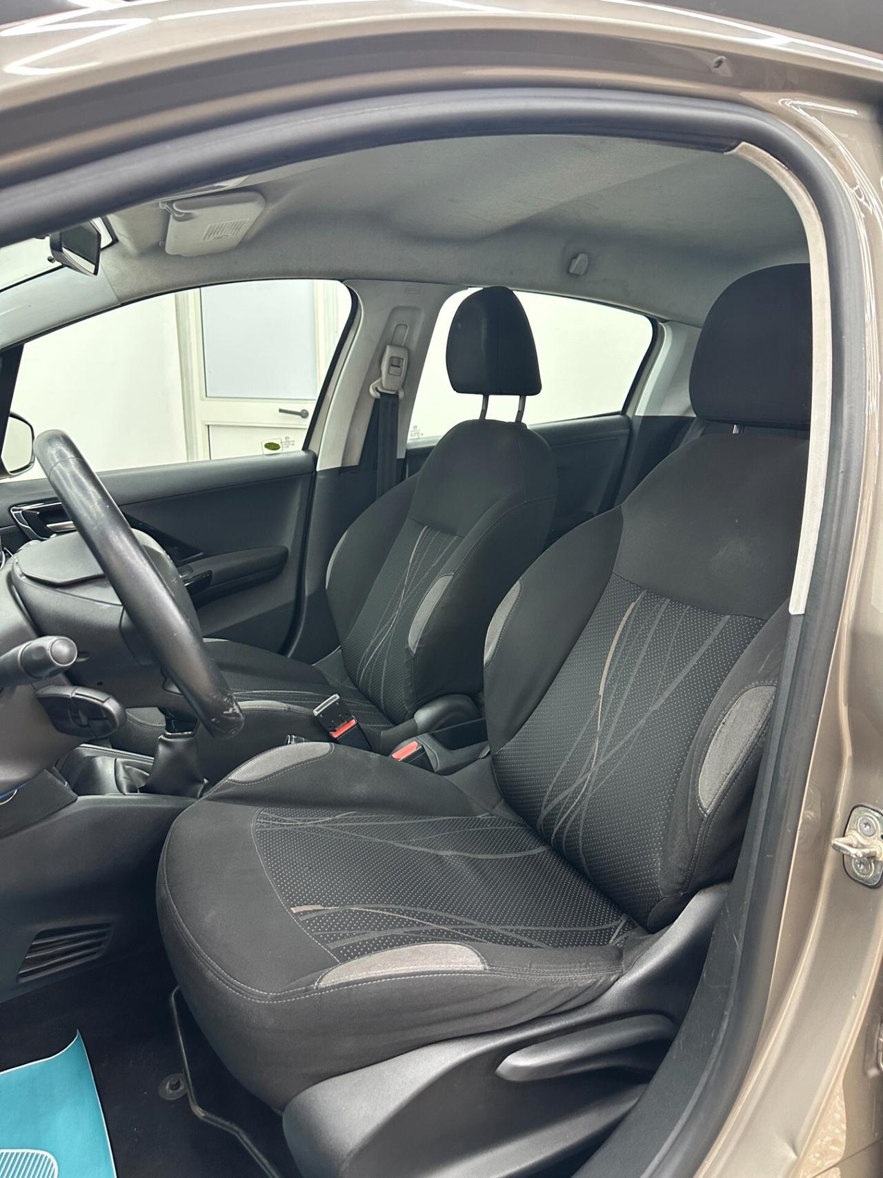Peugeot 208 1.4 HDi 68 CV 5 porte Allure