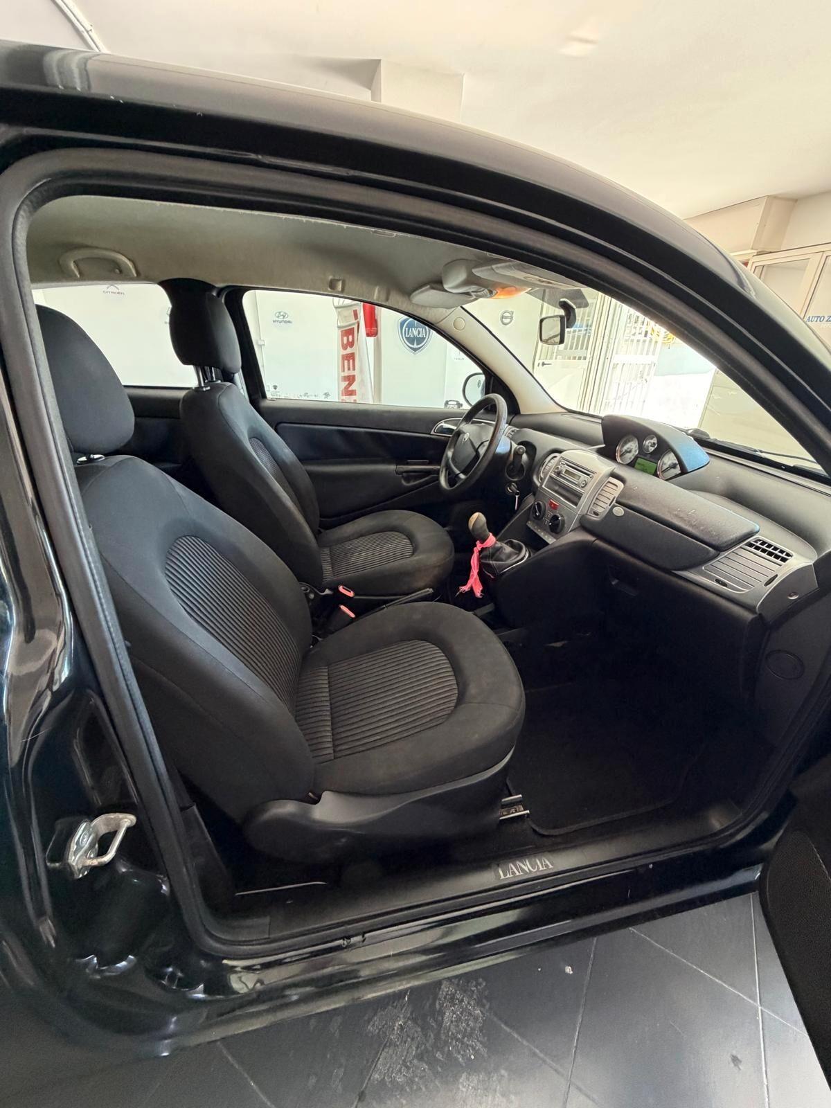 Lancia Ypsilon 1.3 MJT 75 CV Versus