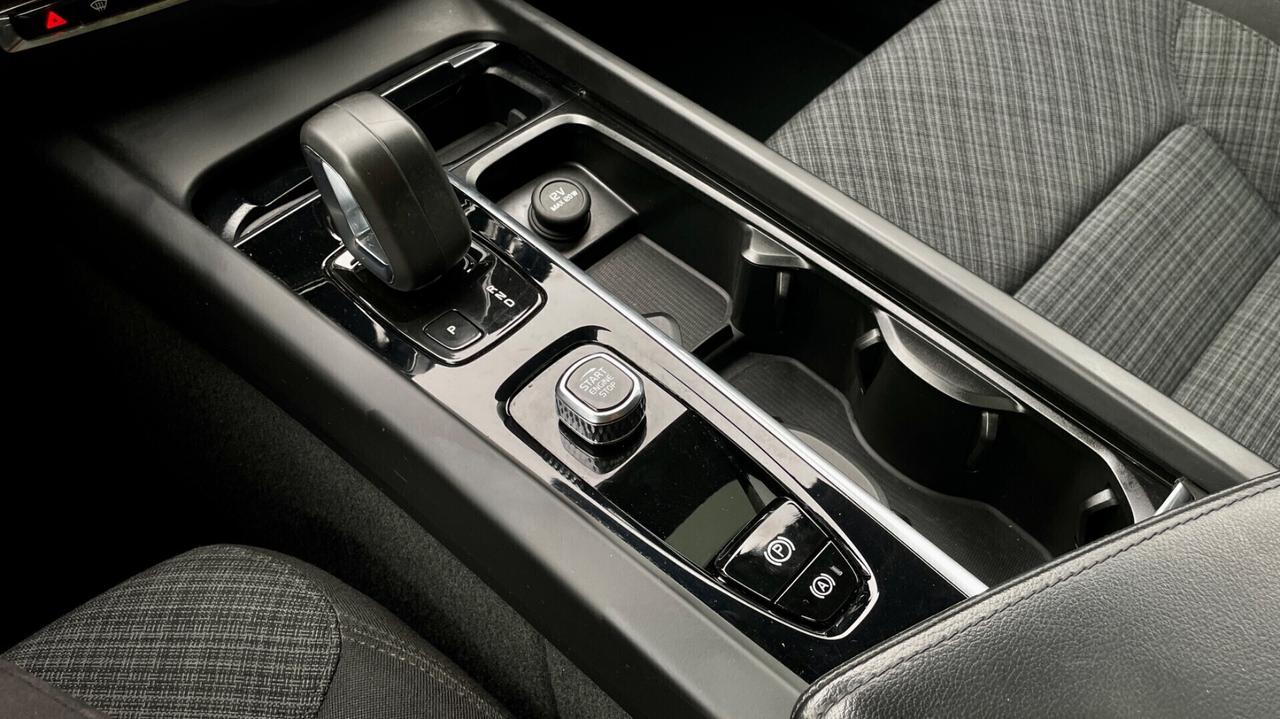 VOLVO V60 B4 2.0 GEARTRONIC MOMENTUM BUSINESS PRO 197CV - FULL LED, TETTO, SEDILI RISCALDABILI