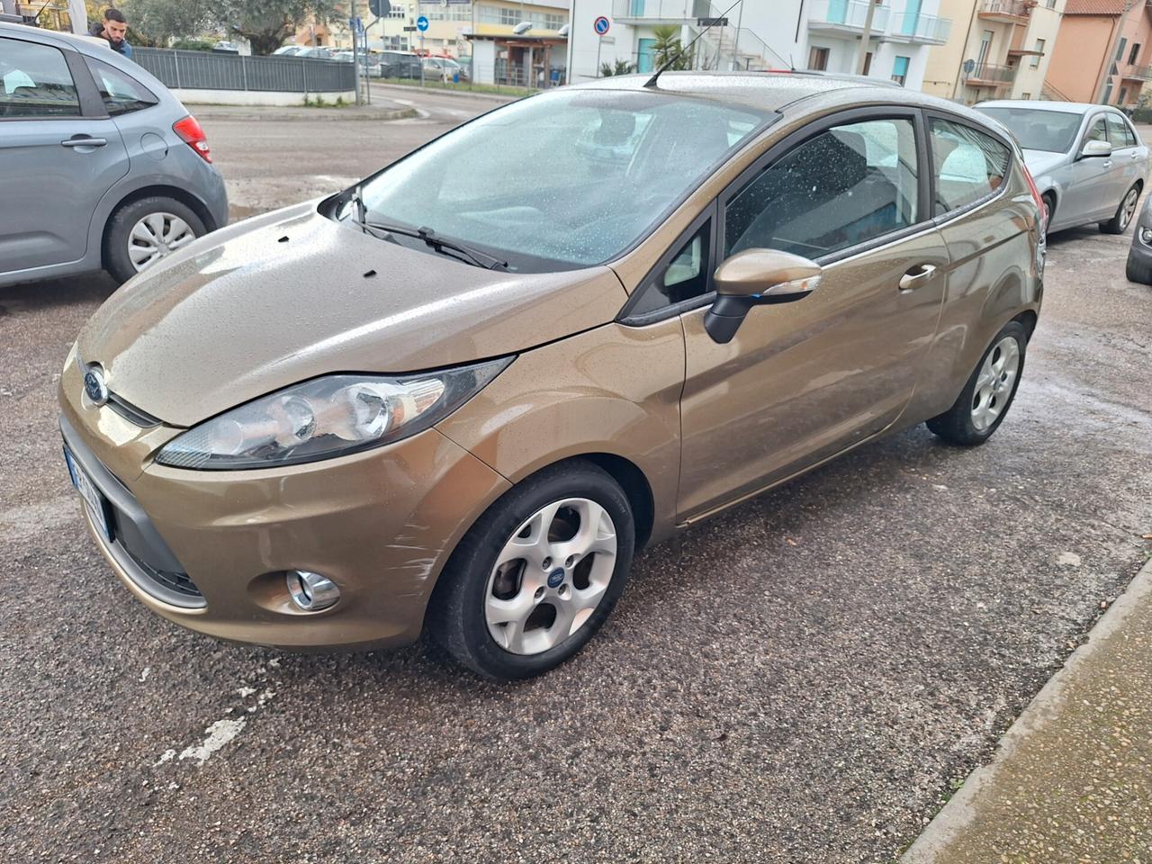FORD FIESTA 1.2B IMPIANTO METANO NEOPATENTATI €5 CARROZZERIA DA RIVEDERE