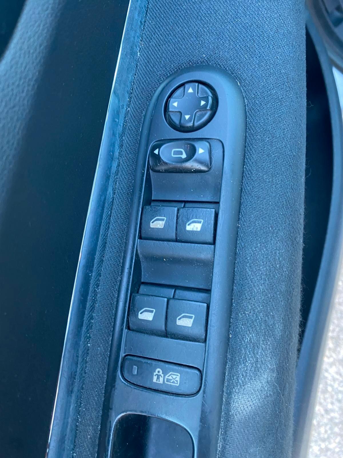 Peugeot 5008 1.6 e-HDi 112CV Stop&Start cambio robotizzato Active