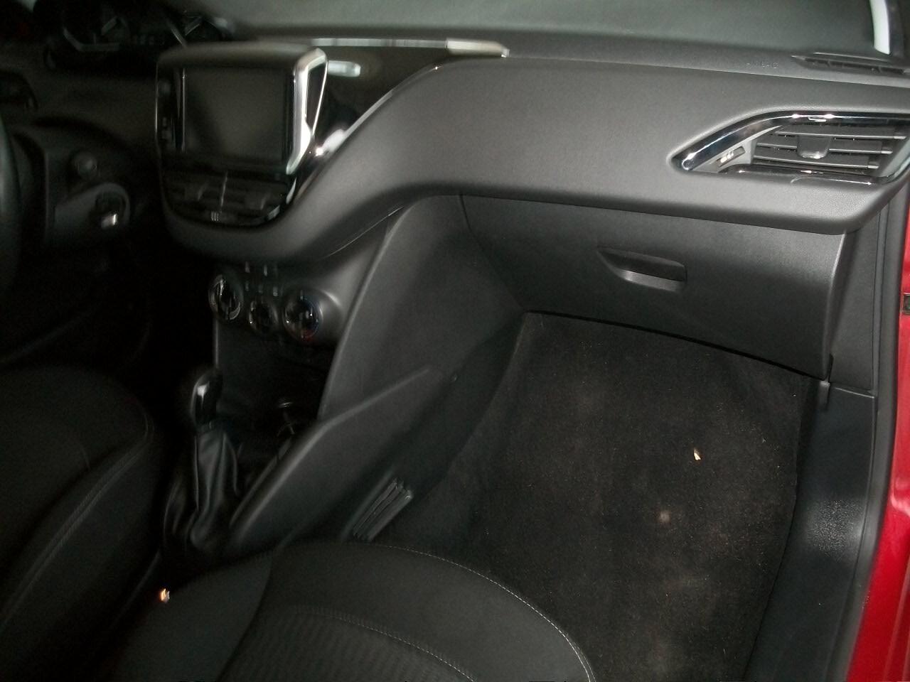 Peugeot 208 PureTech 82 5 porte Active riferimento fp836 CC 1199 EURO 06 KM 62940 TALIANDATI CON NAVI E SEDILI RISCALDATI GARANZIA UN ANNO SI NEOPATENTATI