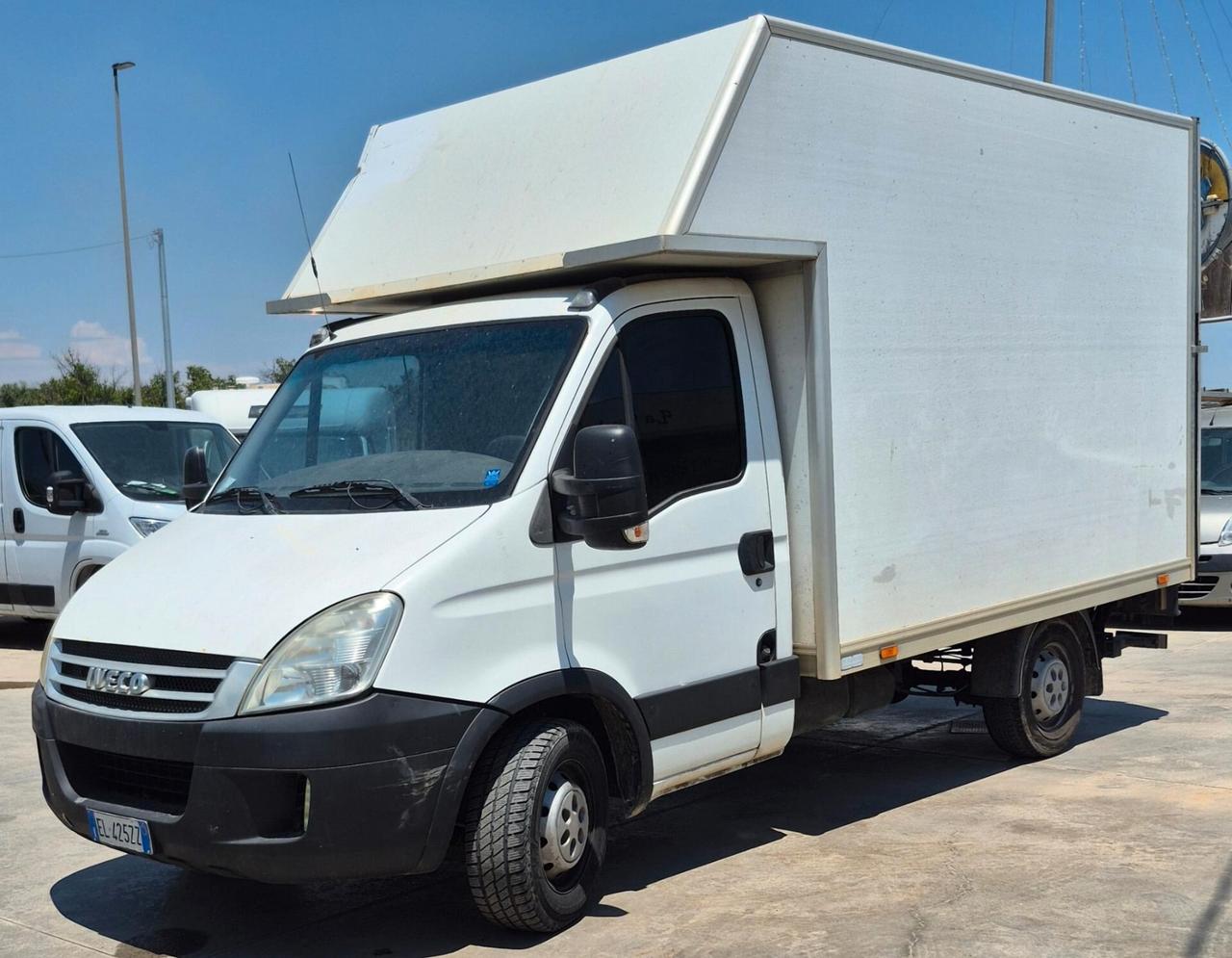 Iveco Daily con sponda caricatrice