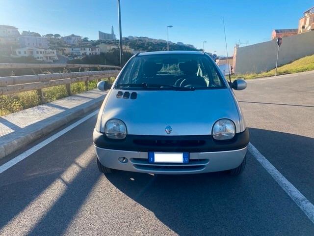 RENAULT TWINGO 1.2i DAVVERO MOLTO BELLA POCHI KM GUARDA