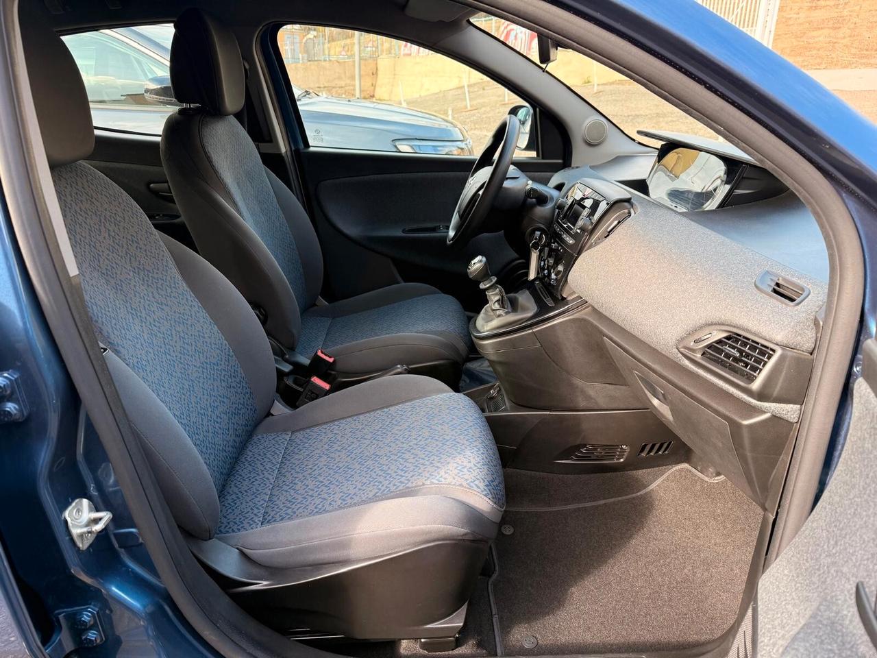 Lancia Ypsilon 1.0 FireFly 5 porte S&S Hybrid Silver