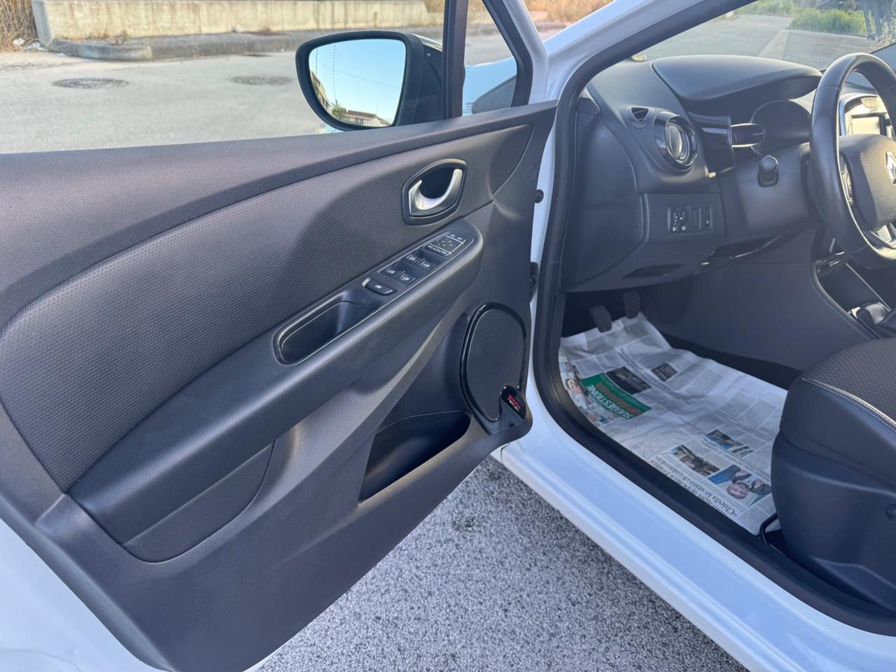 Renault Clio dCi 8V 75 CV 5 porte Moschino Life N 1 (autocarro)